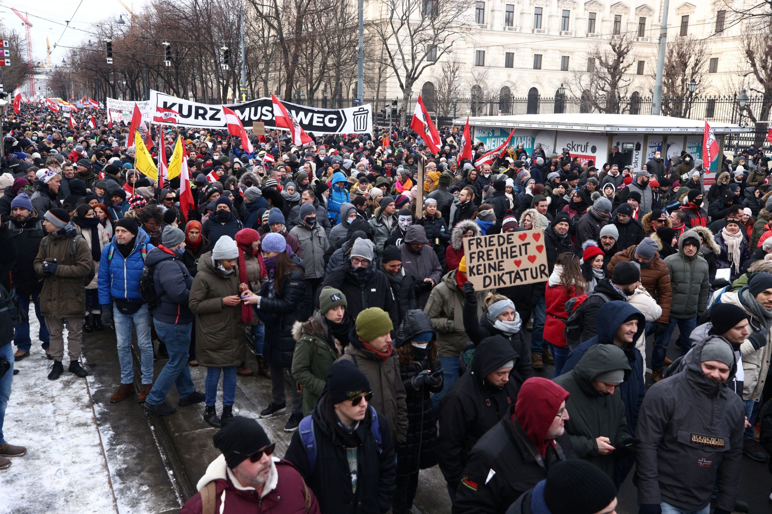 Протестующим против. Митинги в Австрии 2022. Протесты в Вене. Митинги в Европе 2022. Протесты против вакцинации.