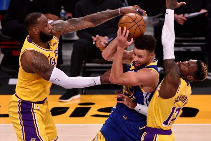 Steph Curry između LeBrona i Dennisa Schrodera/Foto REUTERS