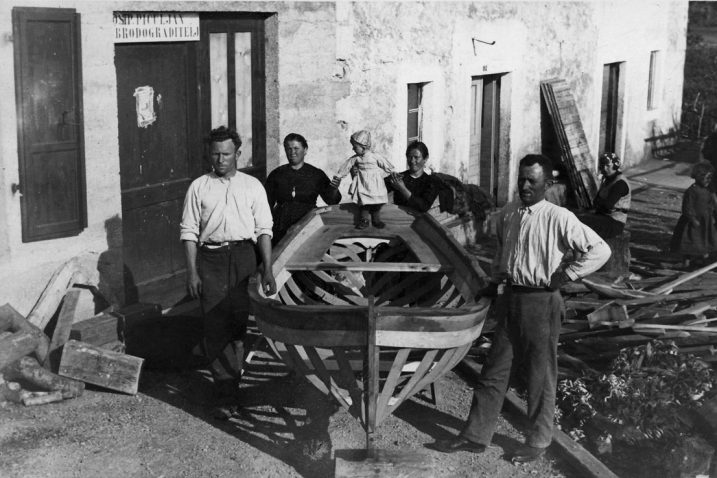 Brodograditeljska obitelj Pičuljan kod radionice na Kaštelu u Barbatu