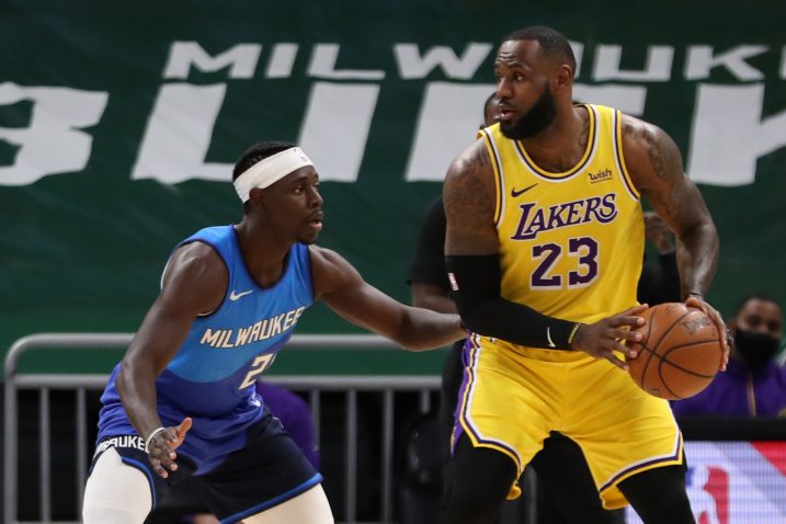 Jrue Holiday (Bucks) i LeBron James (LA Lakers)/Foto REUTERS