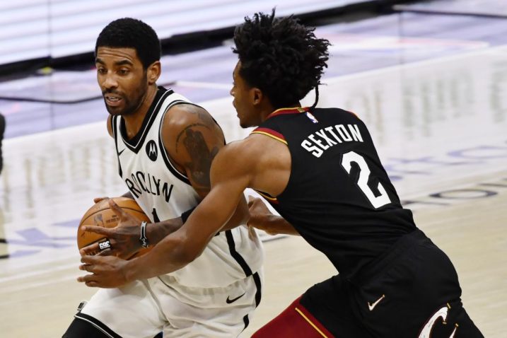 Kyrie Irving u duelu s Collinom Sextonom/Foto: REUTES