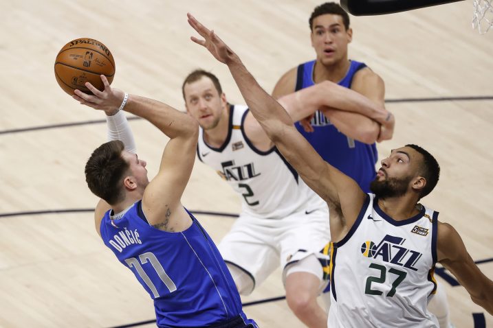 Luka Dončić šutira preko Rudyja Goberta/Foto REUTERS