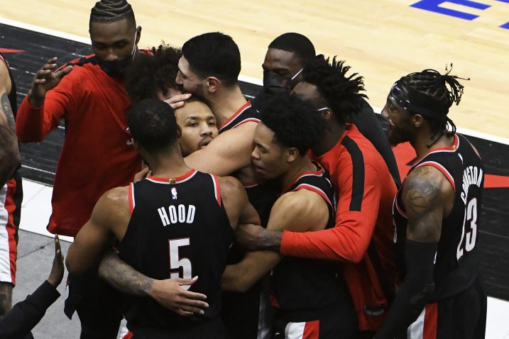 Damian Lillard u zagrljaju suigrača/Foto REUTERS