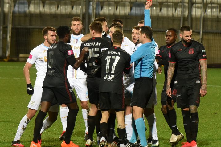 Sudac Jović u okruženju igrača Gorice i Rijeke/Foto Arhiva NL