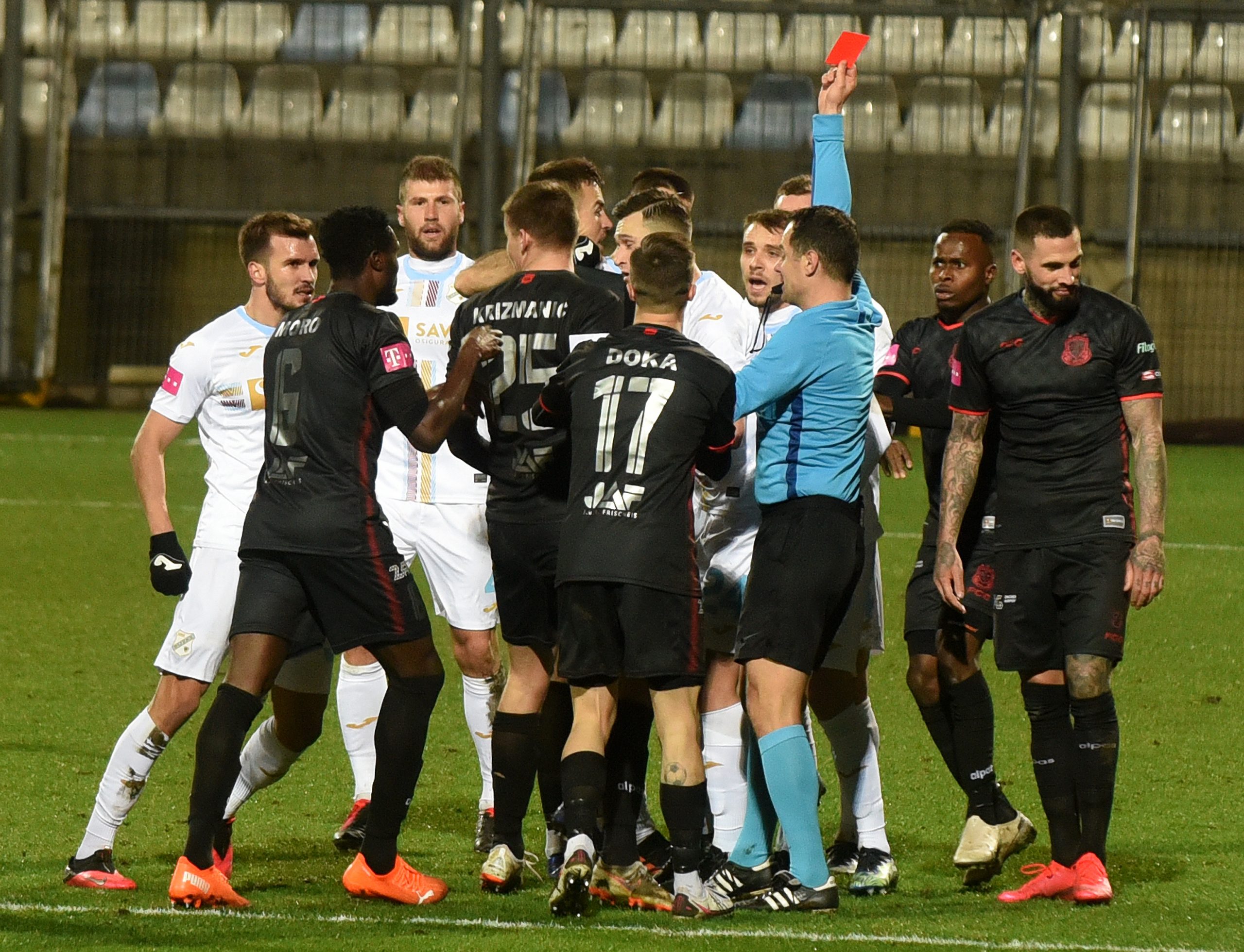 Sudac Jović u okruženju igrača Gorice i Rijeke/Foto Arhiva NL