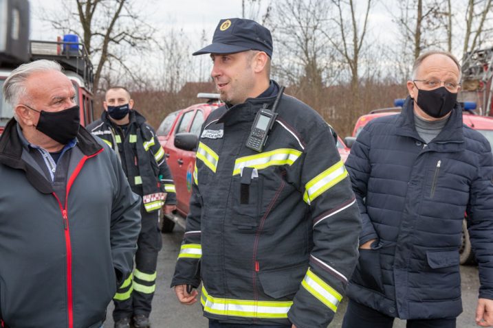 Hrvoje Ostović s ličkim vatrogascima i gradonačelnikom Petrinje Darinkom Dumbovićem