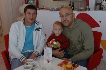 Mirza Džomba i Zlatko Saračević sa sinom Noelom