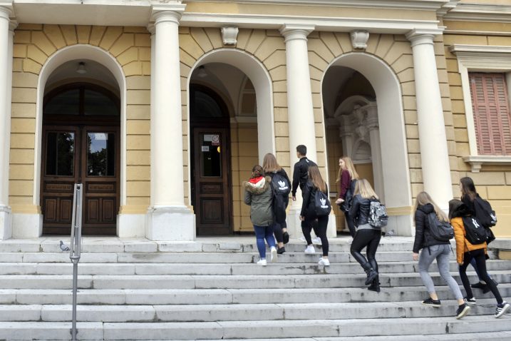 Nakon dva i pol mjeseca online nastave, u klupe se vraćaju i učenici od prvog do trećeg razreda srednjih škola / Foto V. KARUZA