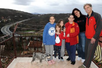 Obitelj Daničić, Mladen, Patricia i Marija, udomili su u svojoj kući u Svilnom, odmah nakon potresa na Baniji, Melaniju Hobor s djecom Anđelom i Mateom / Foto: M. GRACIN