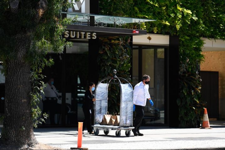 Dostava hrane tenisačima u hotelu gdje su morali proći karantenu/Foto REUTERS