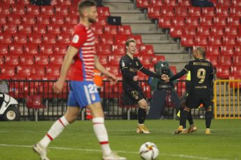 Frenkie de Jong i Martin Braithwaite slave/Foto: REUTERS