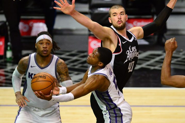 Ivica Zubac pokušava blokirati De'Aaron Foxa ( Sacramento Kings)/Foto REUTERS