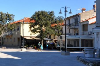 Vlasnici još uvijek zatvorenih ugostiteljskih objekata u Puntu ove godine neće morati plaćati porez na potrošnju, a neki ni zakup do travnja / Foto M. TRINAJSTIĆ