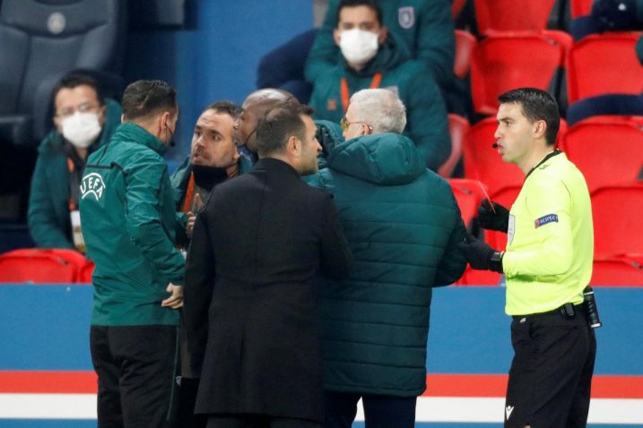 Sebastian Coltescu u razgovoru s trenerima/Foto: REUTERS