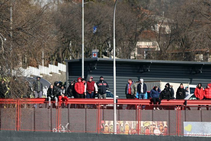 Parkiralište ispred obližnjeg trgovačkog centra omogućuje navijačima da barem djelomično uživaju u pogledu na Orijentovo igralište/Foto Arhiva NL