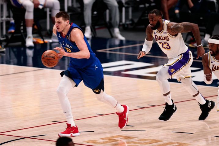 Nikola Jokić bježi LeBronu Jamesu/Foto: REUTERS