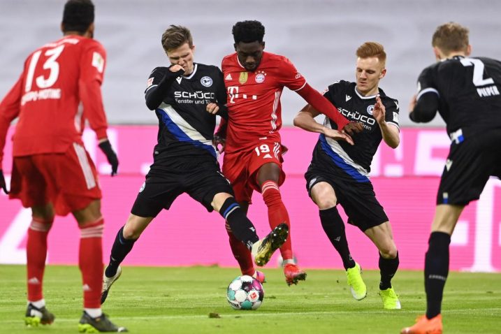 Alphonso Davies u duelu s Amosom Pieperom/Foto: REUTERS