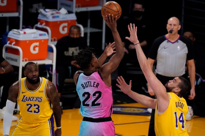 Jimmy Butler (Miami) puca kraj LeBron Jamesa i Marca Gasola (LA Lakers)/Foto REUTERS
