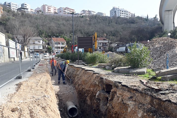 Radovi u Crikvenici kod nogometnog igrališta / Snimio Vedran KARUZA