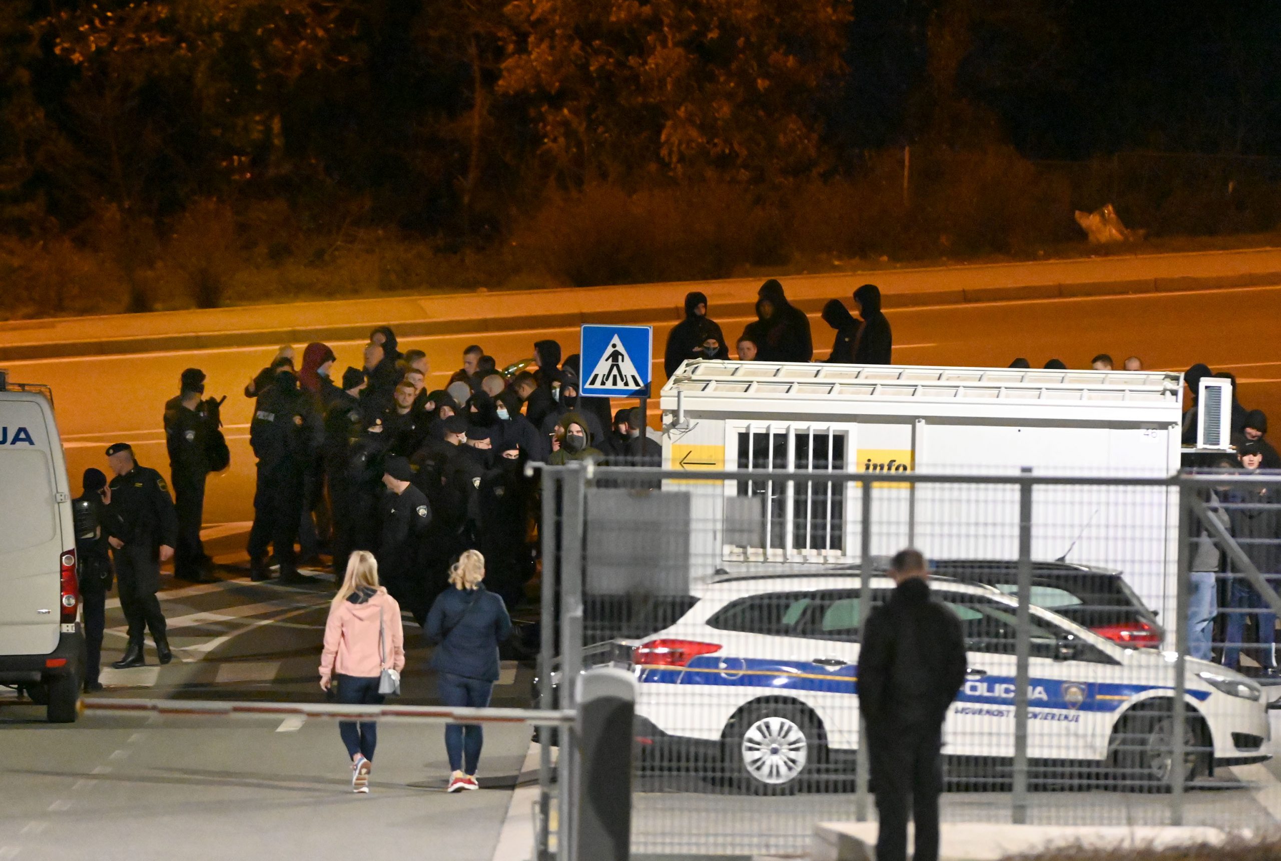Skupina pripadnika Armade na ulazu u rujevički kamp/V. KARUZA