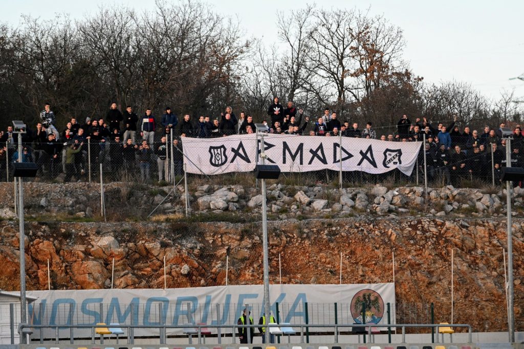 Armada navija s uzvisine iza sjeverne tribine/V. KARUZA