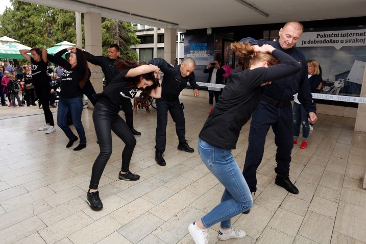 Detalj s predstavljanja preventivnog projekta "Lily" na obilježavanju Nacionalnog dana borbe protiv nasilja nad ženama u organizaciji PU Karlovačke. foto: Kristina Stedul Fabac/PIXSELL