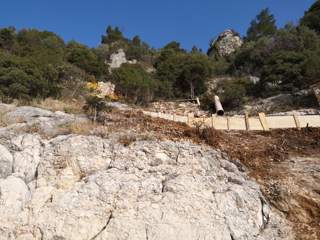 Radovi u prvoj zoni do mora na teško pristupačnom terenu ispod Brseča / Foto : MA. KIRIGIN