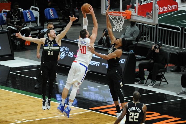 Giannis Antetokounmpo blokira Ivicu Zupca/Foto: REUTERS