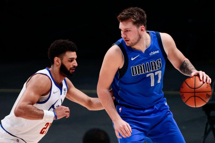 Luka Dončić protiv Jamala Murrayja/Foto: REUTERS
