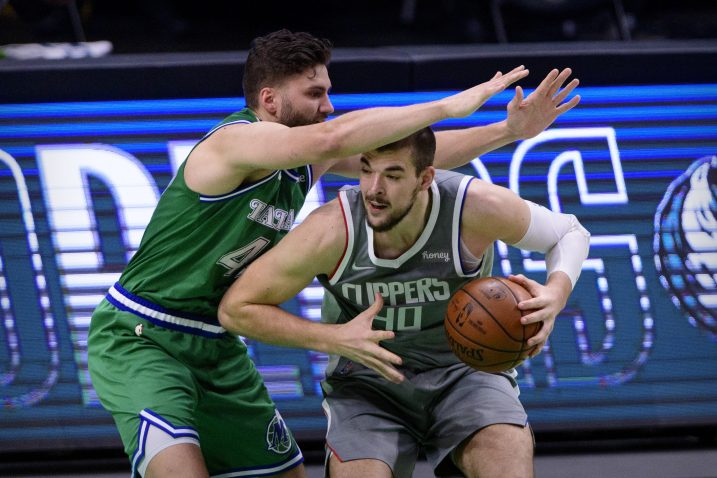 Ivica Zubac (LA Clippers) i Maxi Kleber (Dallas)/Foto REUTERS