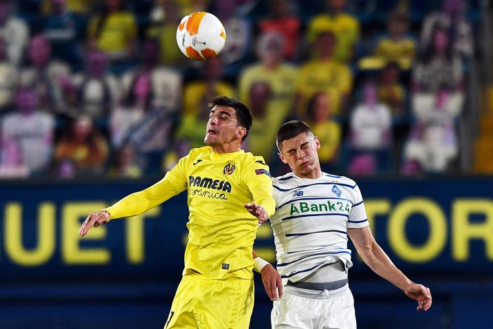 Gerard Moreno (Villarreal) i Vitaliy Mykolenko (Dinamo Kijev)/Foto REUTERS