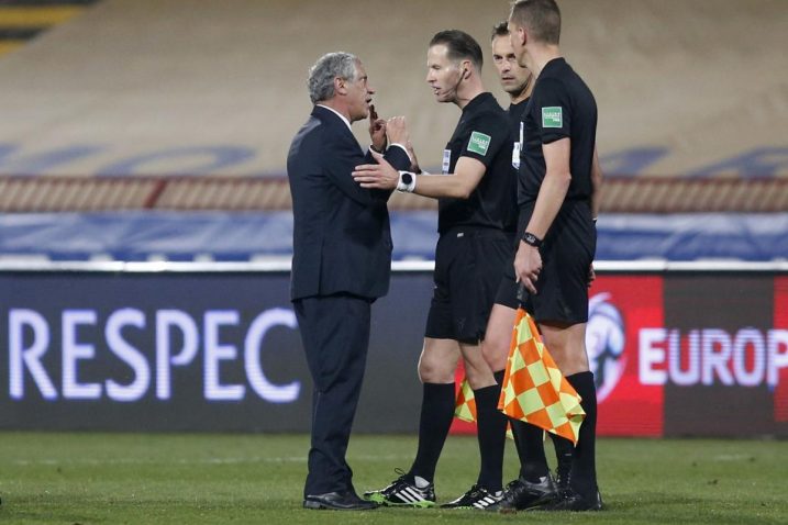 Fernando Santos raspravlja sa sucima/Foto: REUTERS