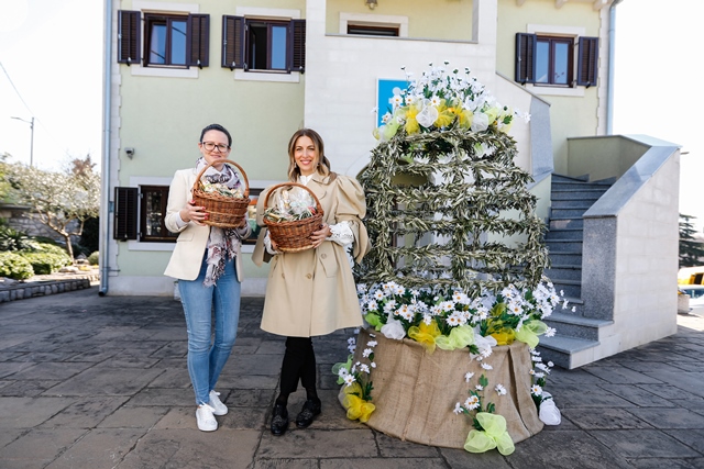 Uskrsno jaje ispred zgrade Turističkog ureda TZ-a Kostrena