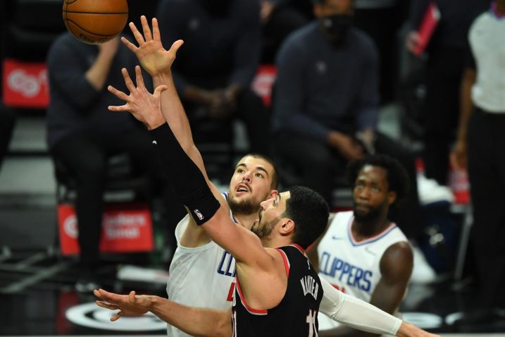 Ivica Zubac blokira šut Enesa Kantera/Foto REUTERS