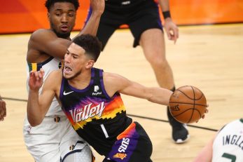 Devin Booker potiv Donovna Mitchella/Foto: REUTERS