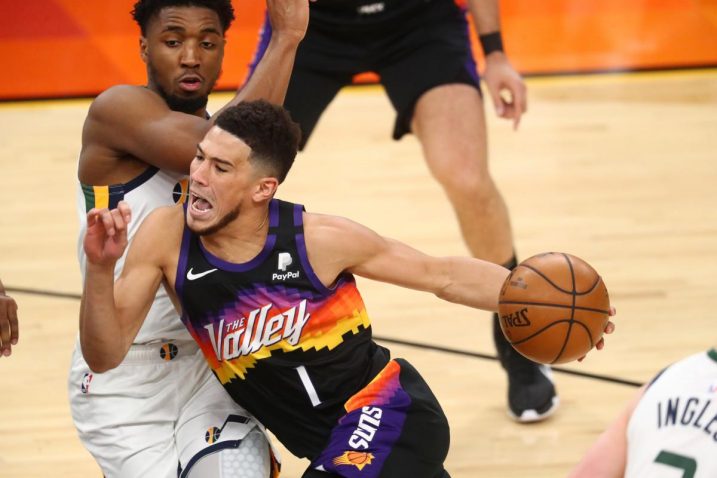 Devin Booker potiv Donovna Mitchella/Foto: REUTERS