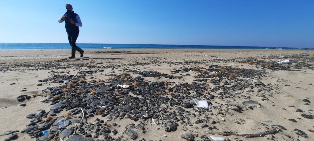 Onečišćena pješčana plaža, izvor onečišćenja nije poznat