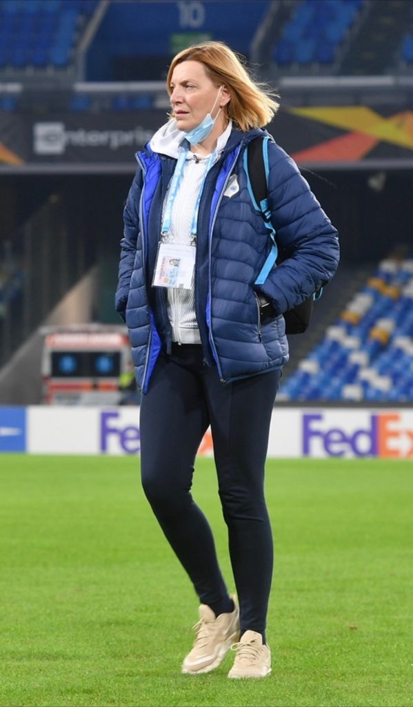 : Nataša Bakarčić na nogometnom travnjaku