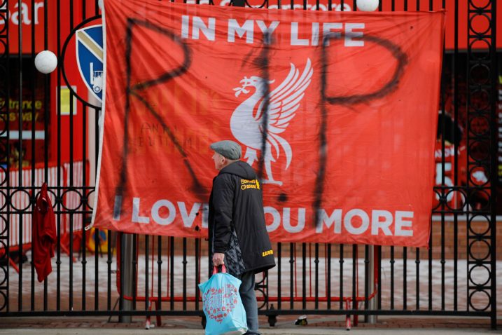 Poruke navijača Liverpoola oko stadiona/Foto REUTERS