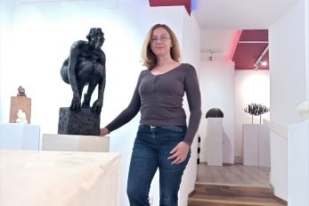 Dijana Lukić pored brončane skulpture "Uzlet" Dijane Ive Sesartić