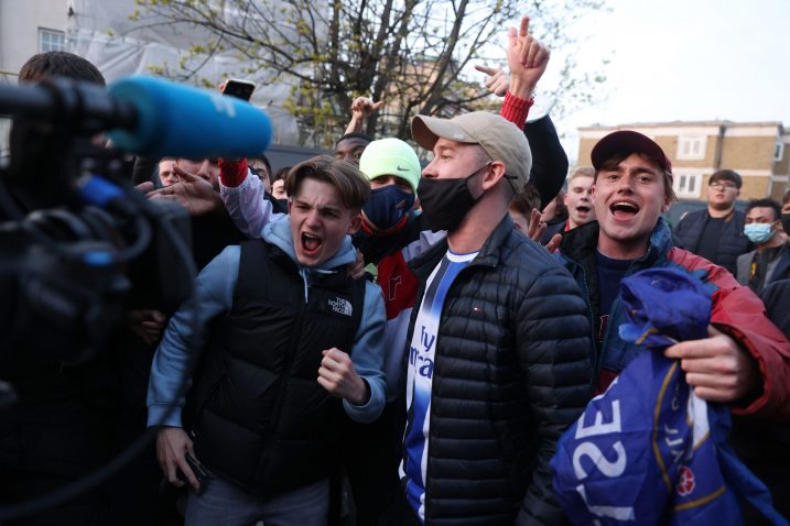 Navijači Chelseaje ispred Stamford Bridgea/Foto REUTERS