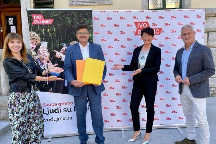 Ivo Dujmić predaje potpise