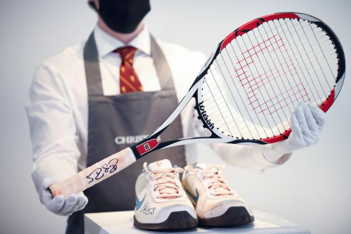 Reket i tenisice Federera s Roland Garrosa 2009./Foto: REUTERS