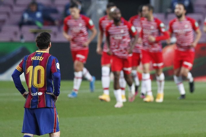 Lionel Messi promatra slavlje igrača Granade/Foto REUTERS