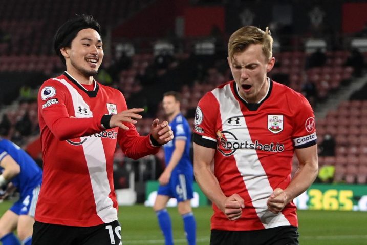 Takumi Minamino i James Ward-Prowse/Foto: REUTERS