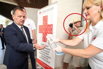 Vinko Kojundžić (u crvenom krugu) fotografiran u ležernom izdanju dok fotografira ministra Vilija Beroša prilikom posjeta splitskom Crvenom križu / Foto Ivo Cagalj/PIXSELL