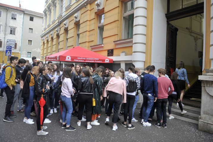 Mjerenje temperature prije ulaska u zgradu gdje se polaže ispit – detalj s prošlogodišnje mature / NL arhiva