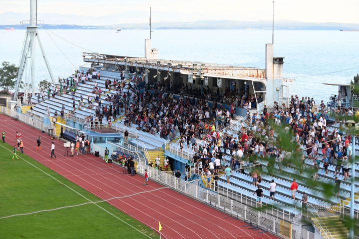 DRUGOLIGAŠKI STADION – Na Kantridi se trenutačno ne mogu igrati prvoligaške utakmice/Foto V. KARUZA