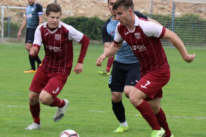 Adrian Zeko i Noa Miš-Mešić (Krk) ispred Petra Vidovića (Vinodol)/Foto V. PROKIĆ