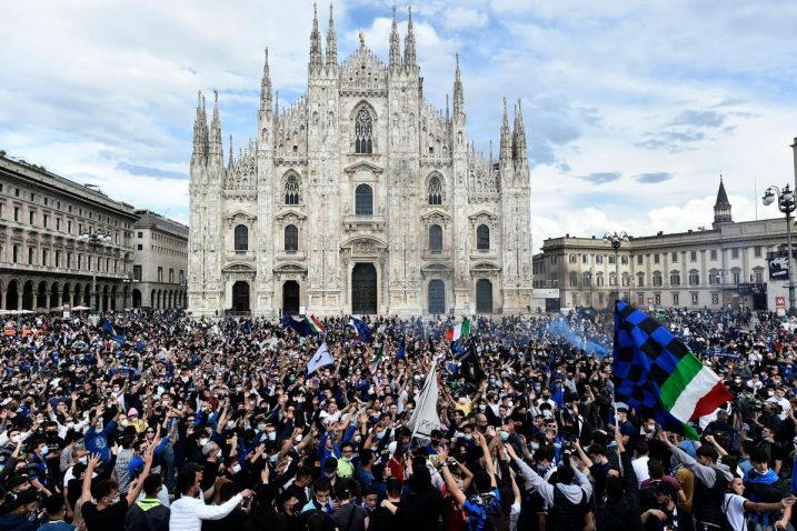 Navijači ispred Milanske katedrale/Foto REUTERS